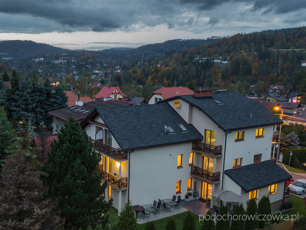 Rezydencja Pod Ochorowiczówką B&B w Wiśle — klimatyczne ujęcie z drona o zmierzchu